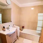 Bright And Calm With Pools, Golf Court Apartment *